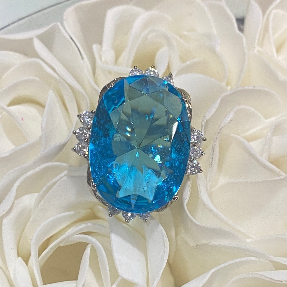 Size 7 Turquoise Color large Stone Costume Statement Ring
NWOTs